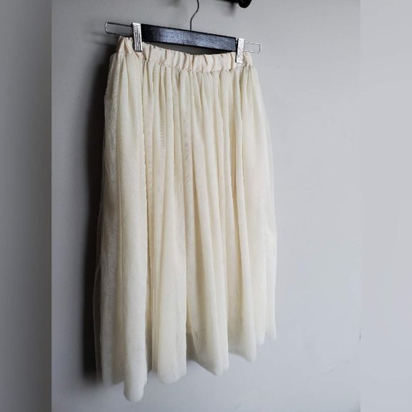 🌟Host Pick 🌟 Cream Tulle skirt - Picture 2 of 3